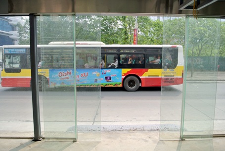 Nhà chờ xe buýt được gắn cửa tự động đóng mở mỗi khi có hành khách lên xuống