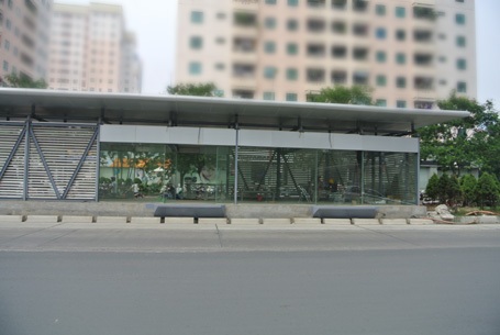 Kết cấu chính của nhà chờ là kính và thép rất chắc chắn