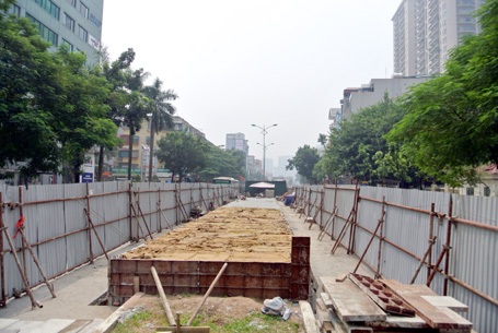 Nhà chờ xe buýt trên đường láng Hạ đang được xây dựng