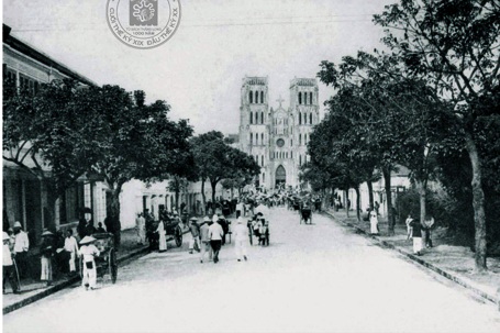 Nét thanh bình phố phường Hà Nội 100 năm trước - 7 Người dân đi lại trên phố Nhà thờ Lớn