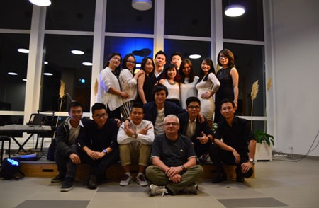 Toàn bộ ê kíp
thực hiện chương trình chụp ảnh kỉ niệm