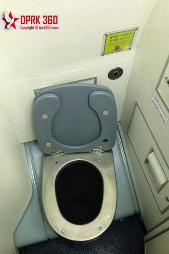 Tuy nhiên, nhà vệ sinh trên máy bay khá sạch sẽ.