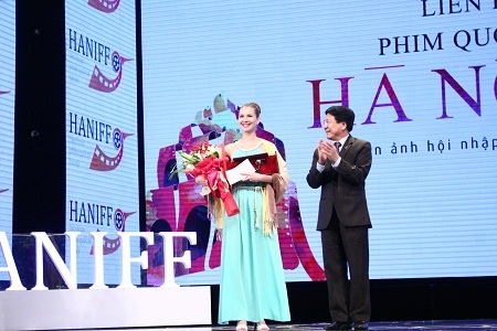 Đại diện đoàn làm phim Hai người phụ nữ lên nhận giải dành cho Phim dài xuất sắc nhất