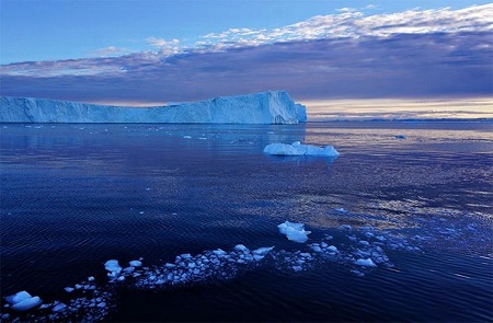 10 trải nghiệm thú vị ở Greenland - 3 Chứng kiến những tảng băng trôi chìm xuống nước