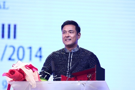 Diễn viên Allen Dizon (Philippines) lên nhận giải Nam diễn viên xuất sắc nhất