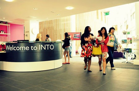 Học bổng 100% tại đại học danh tiếng Anh quốc - 1 Năm 2012, INTO đã hợp tác với St Geogre’s