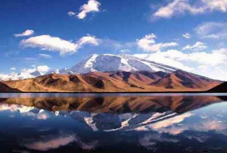 Ngắm vẻ đẹp hư ảo hồ nước Karakul ở Tajikistan - 1 Hồ