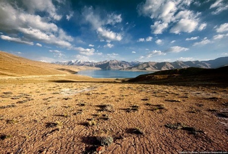 Ngắm vẻ đẹp hư ảo hồ nước Karakul ở Tajikistan - 3 Minh Anh