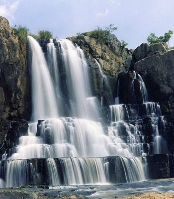 Pongour - Ngọn thác hùng vĩ nhất Đông Dương - 4 Hàng năm, vào ngày rằm tháng riêng âm lịch, có đến hàng chục ngàn người đổ về thác pongour