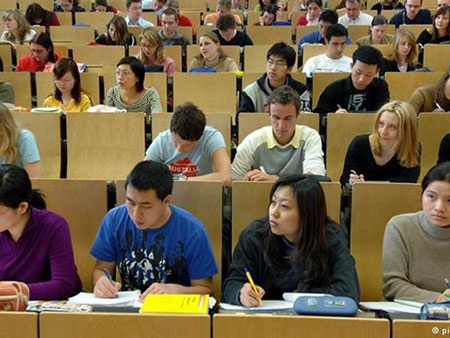 Ngày càng có nhiều người trẻ Trung Quốc du học nước ngoài. Ảnh: DPA