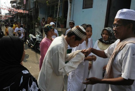 Những tục lệ chào hỏi “có một không hai” trên thế giới - 3 Sungkem là một cách chào hỏi ở