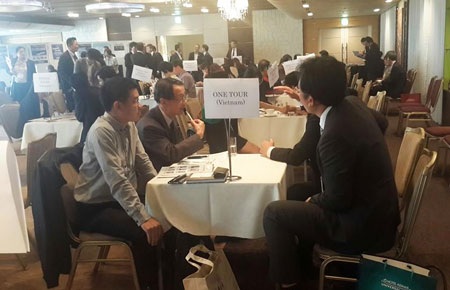 Cuối thu và ấn tượng cùng chuyến thăm xứ Mặt trời mọc - 4 Các đối tác Nhật trao đổi với thành viên đoàn lữ hành Việt Nam tại Travel Mart