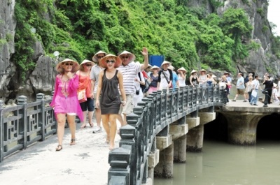 Du khách quốc tế thăm vịnh Hạ Long