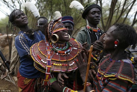Tục bắt vợ kỳ lạ ở Kenya - 7 Cô dâu sợ hãi khi bị chú rể bắt về làm vợ.