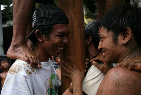 Xem lễ hội “trèo cây cau bôi mỡ” ở Indonesia - 9 Minh Anh