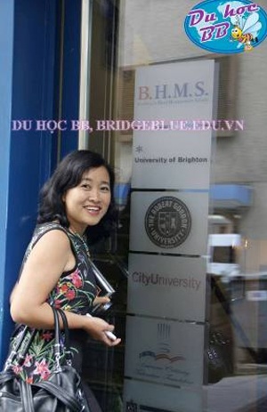 Gặp đại diện trường BHMS Thụy Sĩ, nhận học bổng - 3 Đại diện Cầu Xanh trước cổng trường BHMS trong chuyến thăm trường thường niên tại Thụy Sĩ