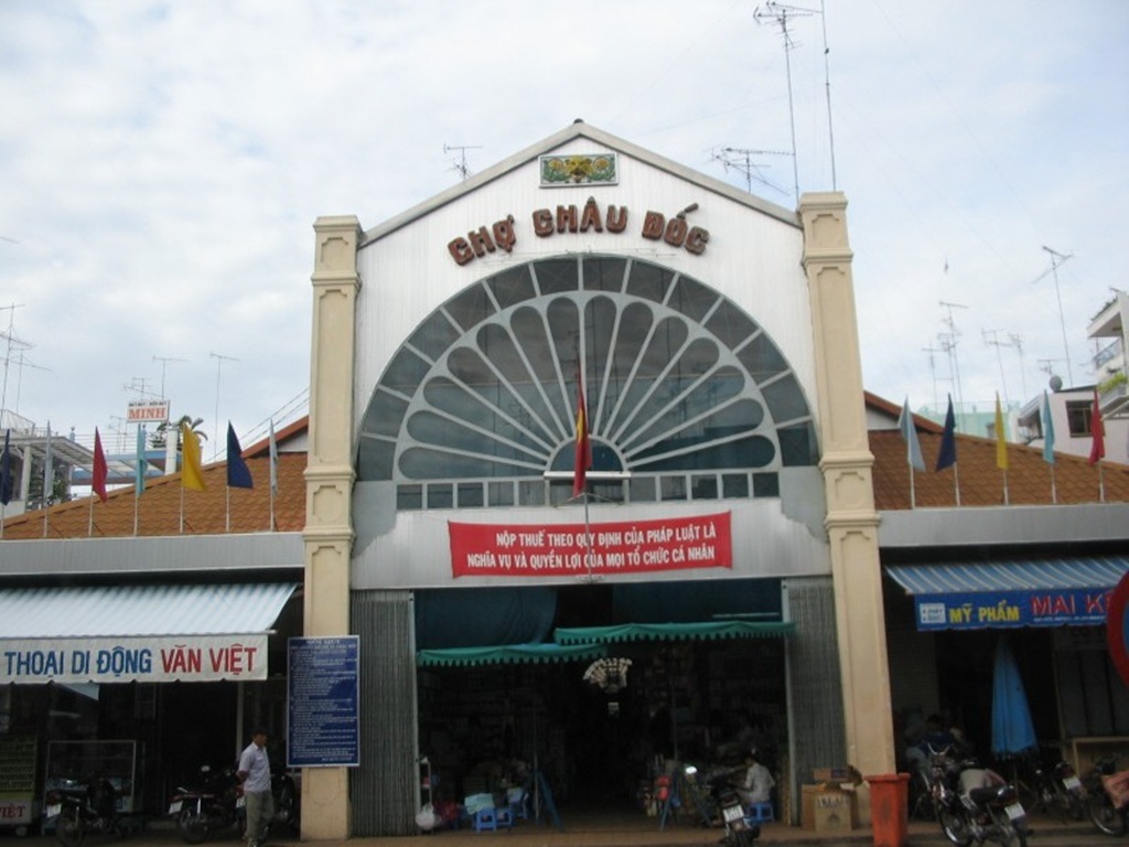Mê mẩn trong thiên đường mắm Châu Đốc - 1 Chợ Châu Đốc – lối vào thiên đường mắm