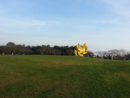 Chiều rực rỡ trong công viên rộng lớn Shingha Chiang Rai - 1 Trên đồi biểu tượng của Shingha Park