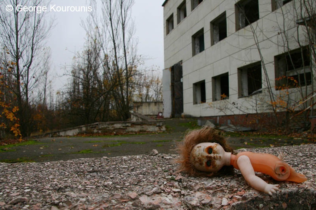 Những hình nộm còn sót lại trên mặt đất