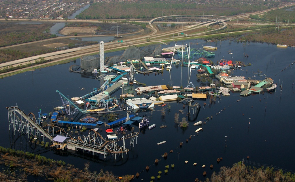 Rợn người trước khung cảnh hoang tàn của các “công viên ma” - 7 Quang cảnh công viên Six Flags chìm trong biển nước khi siêu bão Katrina đổ bộ năm 2005
