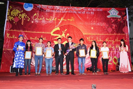 Trao học bổng “Vietravel đồng hành cùng tài năng việt 2014” tại Đà Nẵng - 1 Các SV được nhận học bổng của Công ty du lịch Vietravel