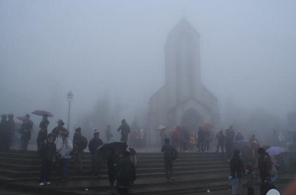 Nhà thờ đá cổ Sa Pa từ sáng sớm ngày 1/1/2015 đã đông du khách tới thăm