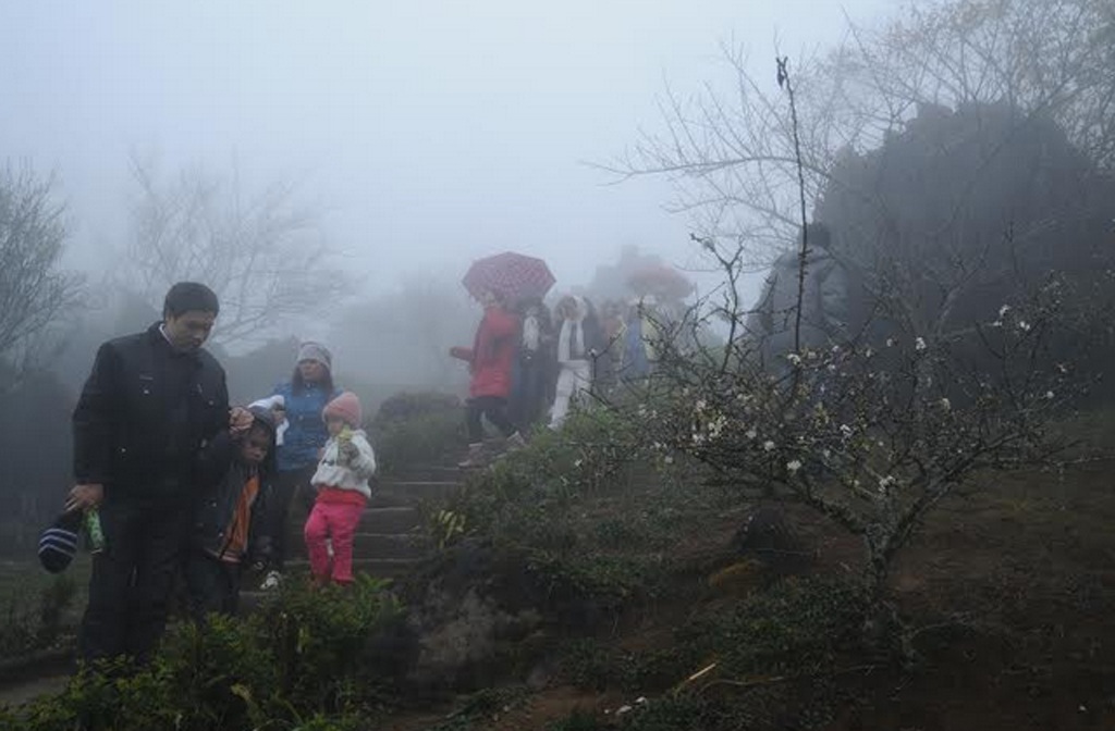 Nhà thờ đá cổ Sa Pa từ sáng sớm ngày 1/1/2015 đã đông du khách tới thăm