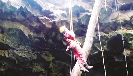 “Độn thổ” vào động núi lửa lớn nhất Đông Nam Á - 1 “Độn thổ” vào động núi lửa lớn nhất Đông Nam Á