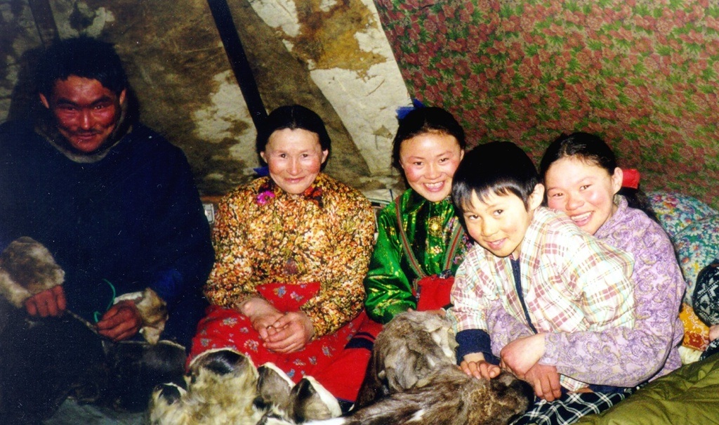 Bí mật về bộ tộc chuyên... ăn thịt sống động vật - 2 Một gia đình bộ tộc người Nenets