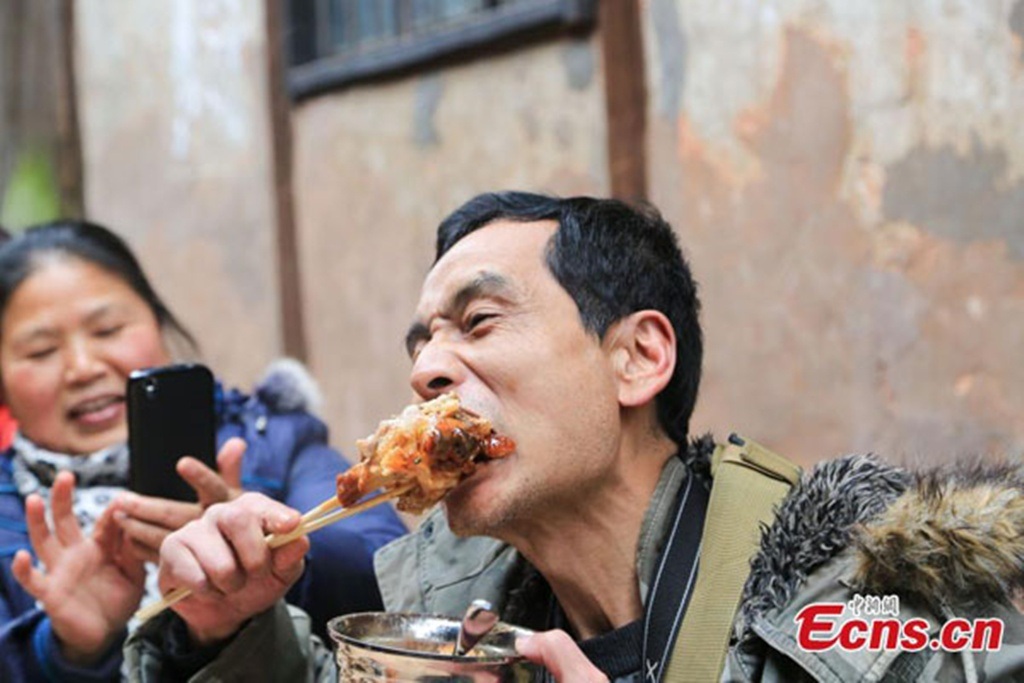 Một thực khách dùng bữa ngon lành