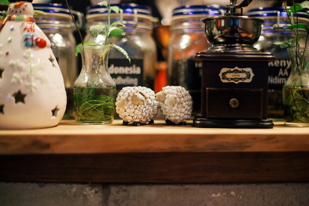 Quán cafe hút khách khủng nhờ sự xuất hiện của... cừu - 4 Những vật dụng nhỏ xinh trong quán đều mang hình ảnh về cừu