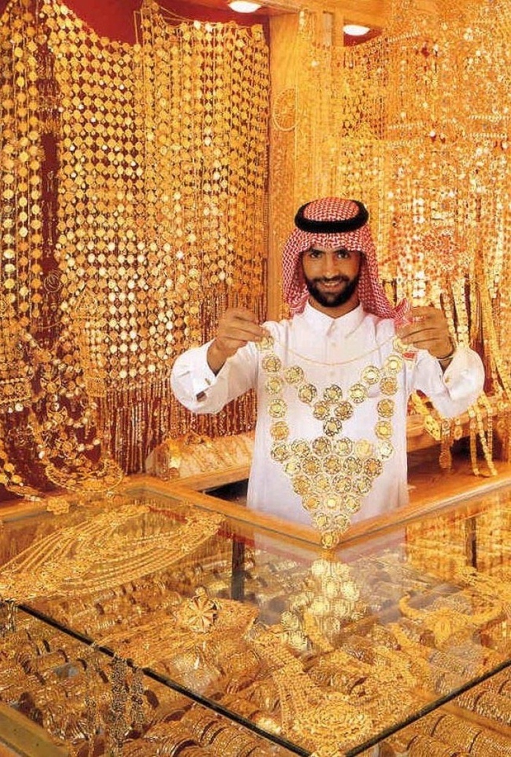 Nguyên Khang ăn bánh dát vàng, thăm nhà chọc trời ở Dubai