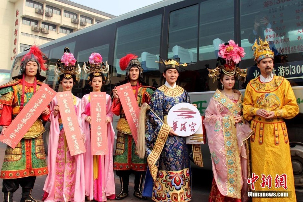 Hành khách ngỡ ngàng được “Hoàng đế và phi tần” phát lì xì về quê ăn Tết - 6 Vua nhà Đường cùng dàn mỹ nhân và hộ vệ