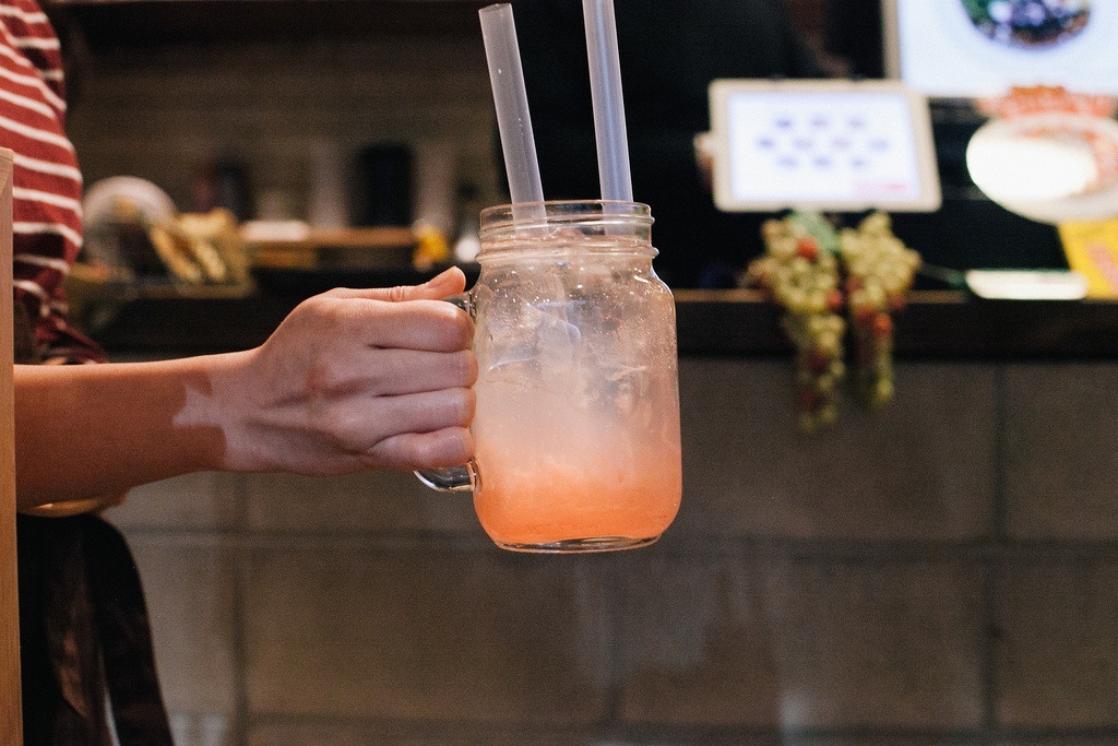 Quán cafe hút khách khủng nhờ sự xuất hiện của... cừu - 8 Ngoài café, quán còn phục vụ nước quả