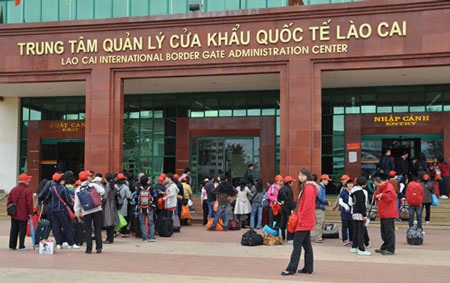 Gần 6.000 du khách Trung Quốc nhập cảnh qua cửa khẩu Lào Cai dịp Tết Ất Mùi - 1 Du khách xuất nhập cảnh qua cửa khẩu quốc tế Lào Cai
