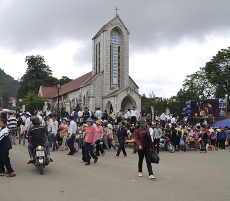 Nhà thờ đá cổ Sa Pa là một trong những điểm đến hấp dẫn nhất du khách tới thăm dịp tết Ất Mùi 2015