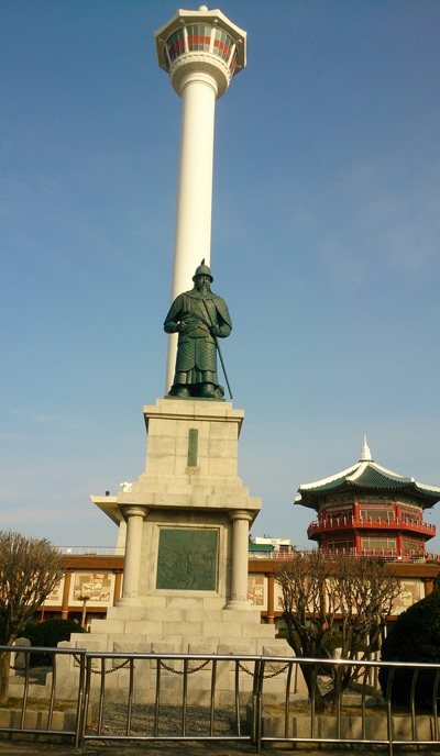 Lên “núi đầu Rồng”, móc “khóa tình yêu” - 1 Tượng đài vị Tướng Yi Sun Sin bên cạnh Tháp Busan trên núi đầu Rồng