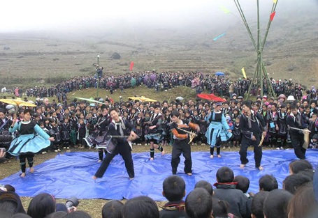 Tưng bừng hội xuân Gầu Tào của người dân tộc Mông ở xã San Sả Hồ, huyện Sa Pa ( tỉnh Lào Cai)