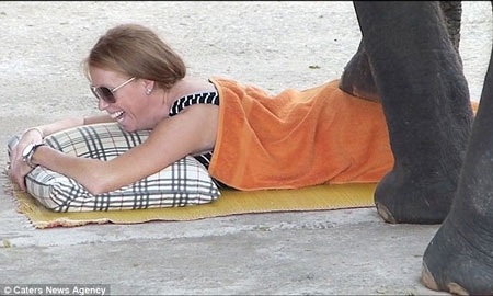 và cả chân để thực hiện các động tác mát xa