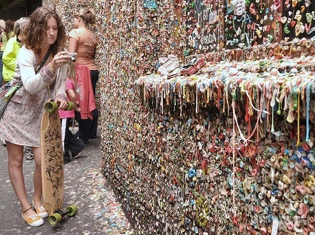 Mảng tường không còn một khoảng trống và chi chít bã kẹo đủ màu