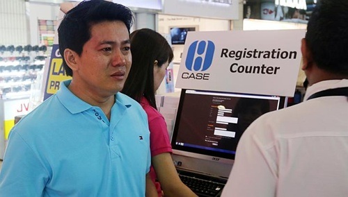 Người Singapore bức xúc về cách xử lý tiền quyên góp cho du khách Việt - 1 Nạn nhân người Việt bị lừa khi mua hàng ở trung tâm Sim Lim khiến cộng đồng