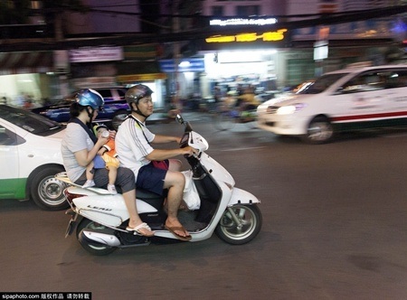 Những khoảnh khắc trong bộ ảnh được chụp hầu hết tại các tỉnh phía