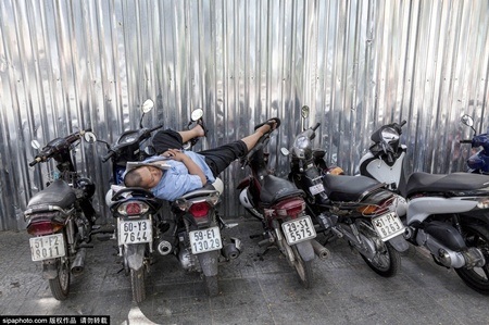 Những khoảnh khắc trong bộ ảnh được chụp hầu hết tại các tỉnh phía