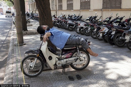 Phút nghỉ ngơi của người lái xe ôm