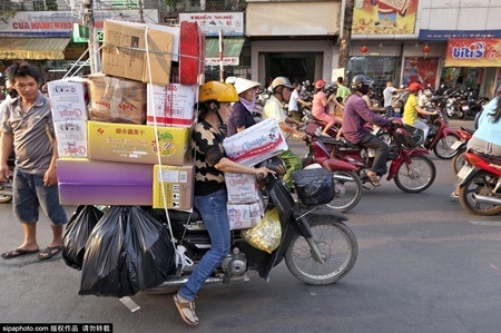 Nhiều độc giả choáng ngợp trước kỹ năng chở hàng bằng xe máy của người Việt