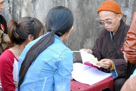 Trẩy hội chùa Hương cần lưu ý những điều gì - 4 Cẩn thận với nhiều loại hình dịch vụ trá hình (ảnh minh họa: Internet)