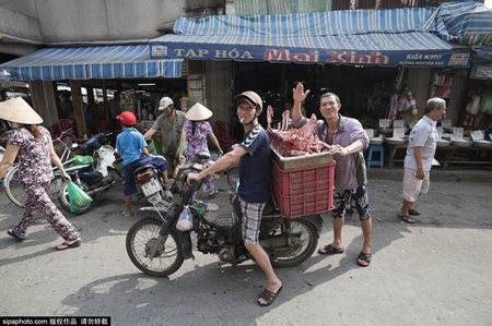 Trước đó, hình ảnh người đi xe máy chở quá trọng lượng, nhiều đồ cồng kềnh tại Việt
