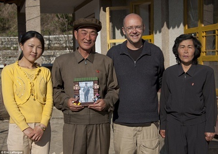 Lạ lẫm với kiểu du lịch homestay ở “đất nước bí ẩn nhất thế giới” - 4 Eric Lafforgue chụp ảnh cùng gia đình nơi ông lưu trú lại trong thời gian du lịch
