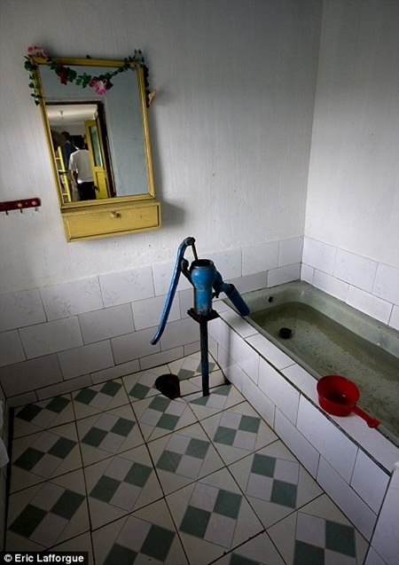 Lạ lẫm với kiểu du lịch homestay ở “đất nước bí ẩn nhất thế giới” - 6 Riêng phòng tắm của Eric Lafforgue có bồn tắm. Tuy nhiên, nước tắm được làm nóng bằng thiết bị sục