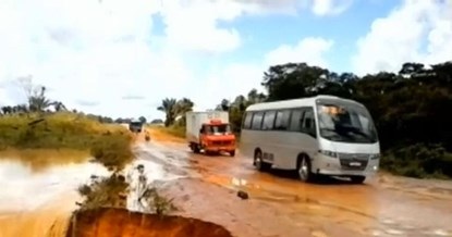 Video “hố tử thần” nuốt chửng xe bus, cuốn ra sông ở Brazil - 1 Chiếc xe đang chạy thì phát hiện mặt đường ướt nhão bất thường